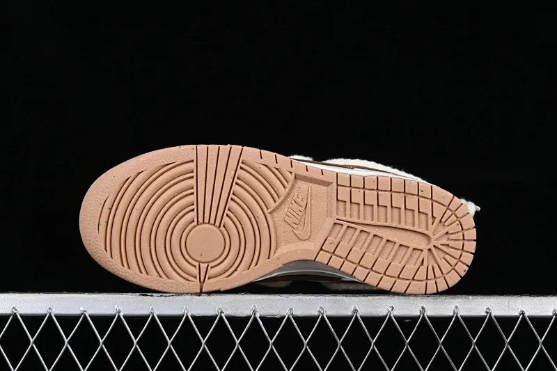All Categories Nk SB Dunk Series Nk SB Dunk Low Low-top sneakers Nk Dunk Low Troublemaker Doll Soybean Milk Bear Maillard Simple and versatile SB strap low-top casual sneakers DD1873-200